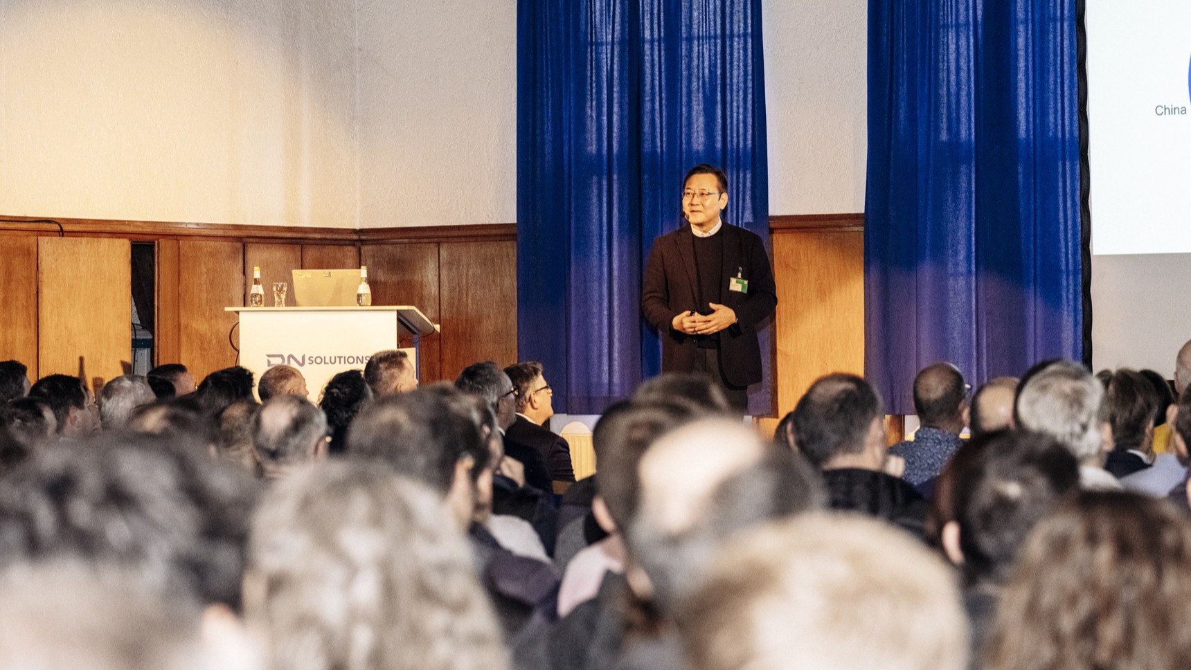 WJ Kim informiert die Mitarbeiterinnen und Mitarbeiter von HELLER über den erfolgreichen Abschluss der Übernahme des deutschen Werkzeugmaschinenherstellers HELLER durch DN Solutions und erläutert die Synergien der neuen Partnerschaft.